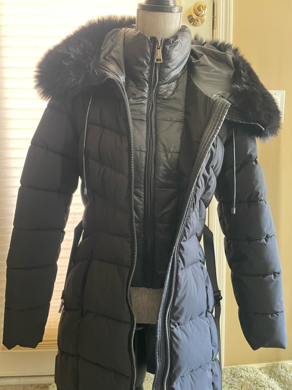 DKNY Black Quilted Belted Puffer Coat with Fur-Trim Hood - Picture 2 of 12